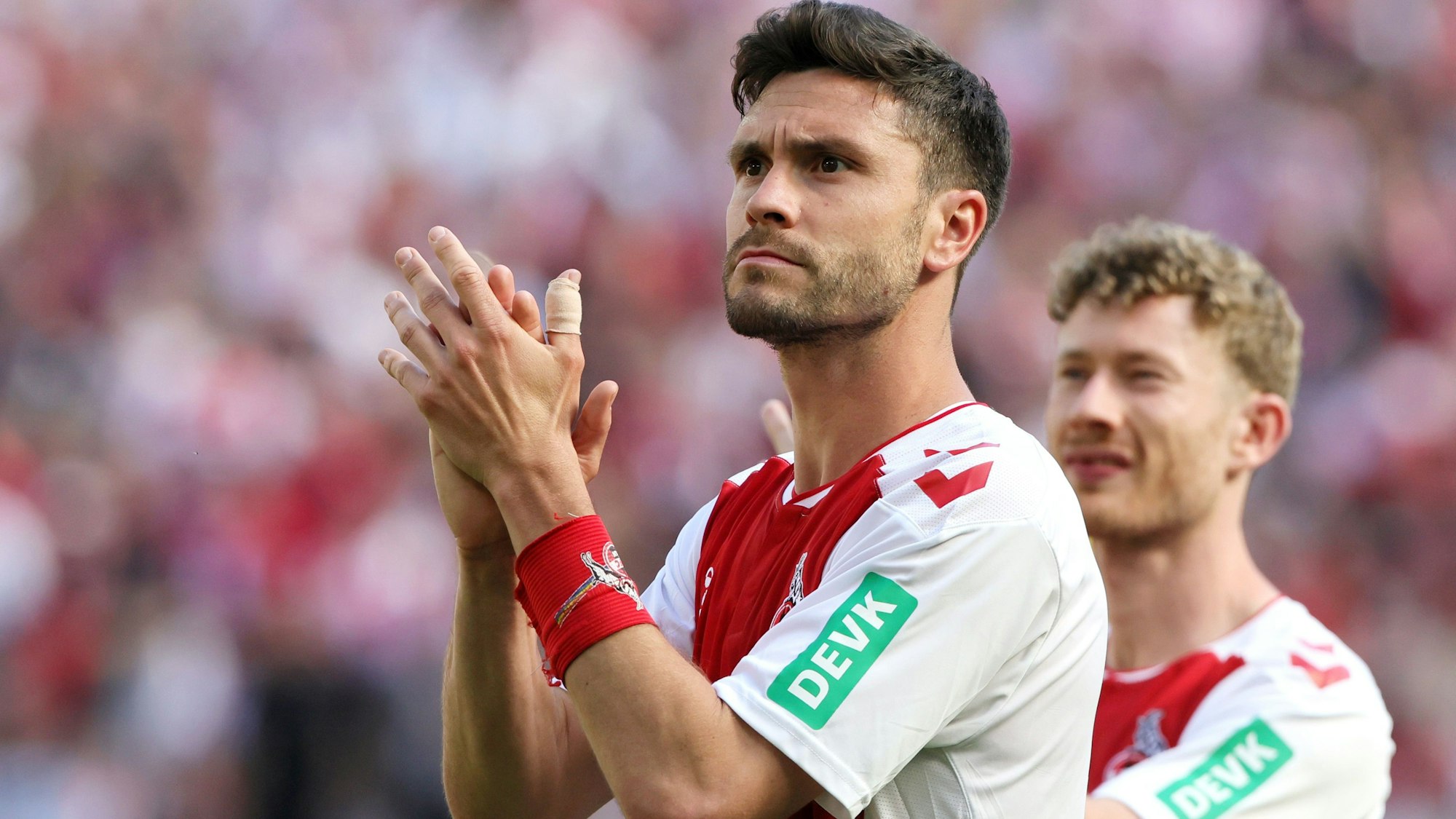 Sein letzter Auftritt als FC-Spieler: Jonas Hector bei der Verabschiedung nach dem Spiel gegen Bayern München im Mai 2023. Im Hintergrund: Florian Kainz.