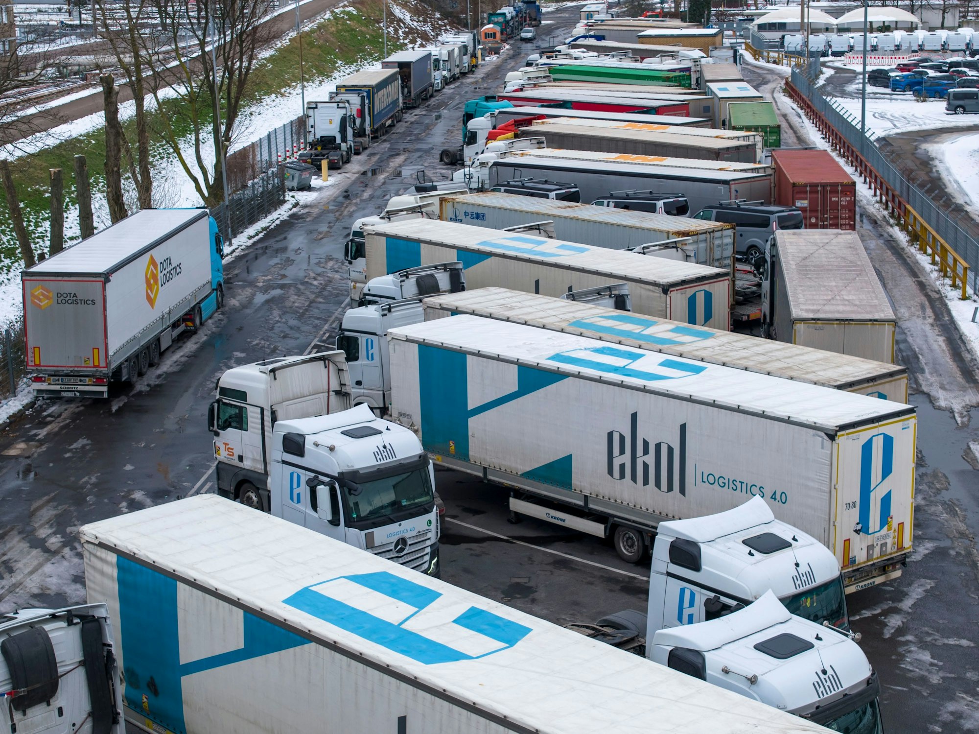 21.01.2024, Köln: LKW-Parkplätze sind oft überfüllt. Die Fahrer der LKW müssen in ihren Trucks übernachten. Fernfahrer arbeiten unter prekären Bedingungen. Gewerbegebiet FORD Tor 29. Foto: Uwe Weiser