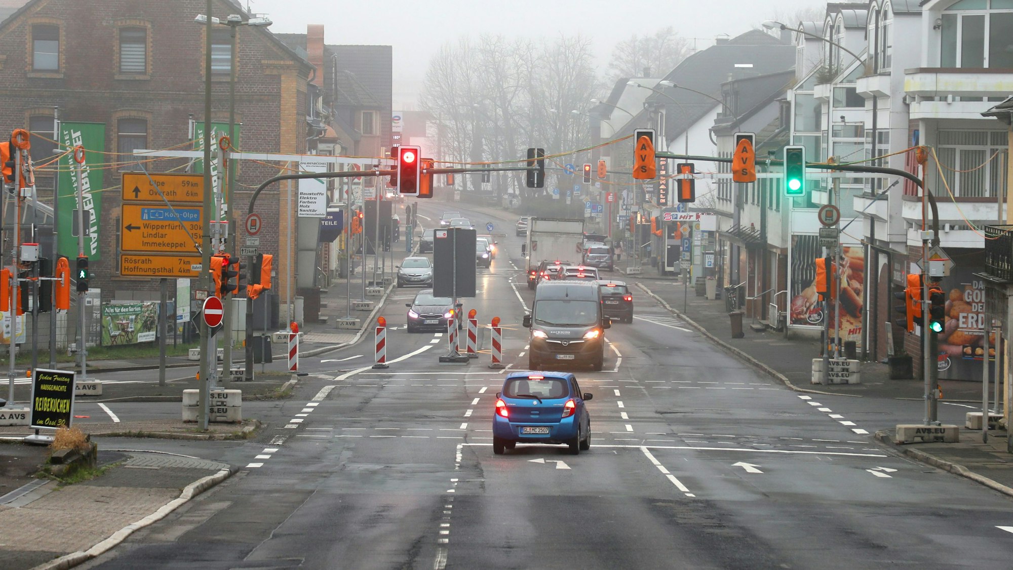 Autos stehen an einer mit Baustellenampeln und Schildern umgerüsteten Kreuzung in Overath-Untereschbach.