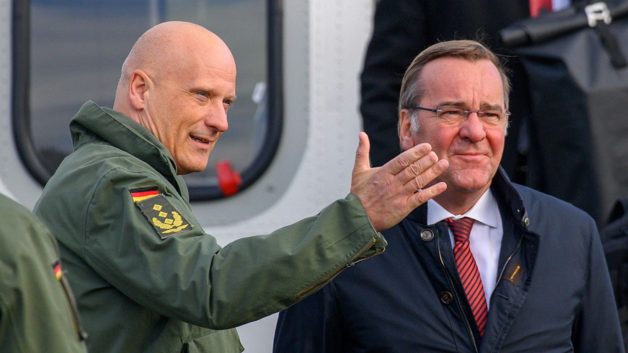 Ingo Gerhartz (l), Generalinspekteur der Luftwaffe, begrüßt Bundesverteidigungsminister Boris Pistorius (r, SPD) auf dem Fliegerhorst Holzdorf.