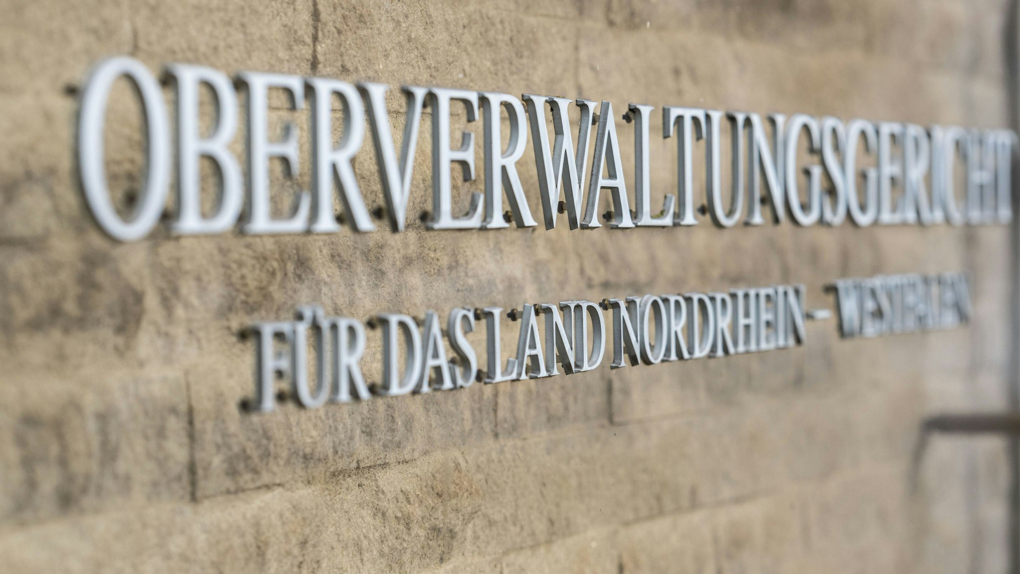 Münster: An der Außenfassade steht auf einem Schild der Schriftzug: «Oberverwaltungsgericht für das Land Nordrhein-Westfalen».