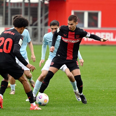 05.11.2023, Fussball-A-Jugend-Bayer 04-Wuppertaler SV
rechts: Matija Marsenic (Bayer)
Foto: Uli Herhaus
