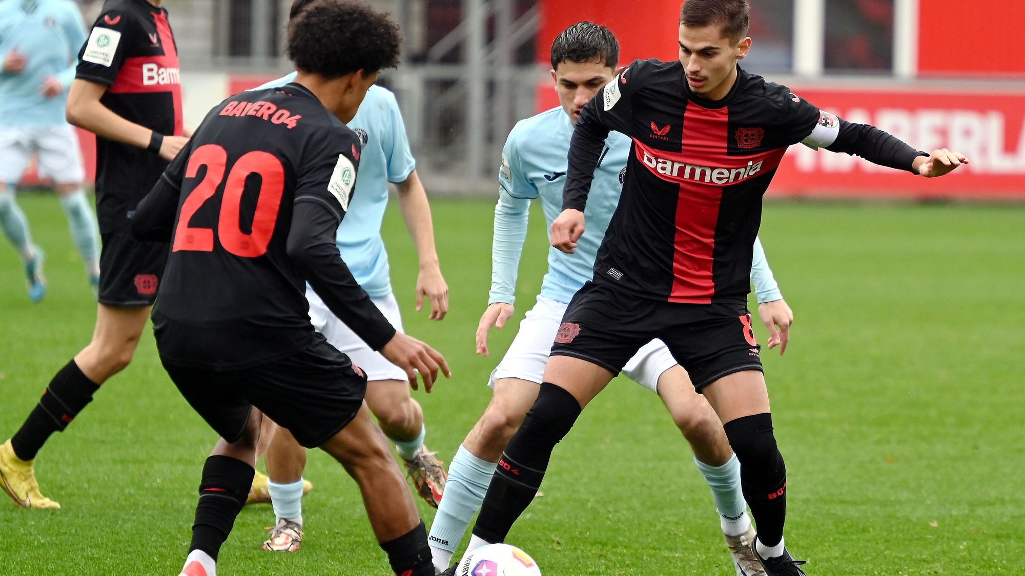 05.11.2023, Fussball-A-Jugend-Bayer 04-Wuppertaler SV
rechts: Matija Marsenic (Bayer)
Foto: Uli Herhaus