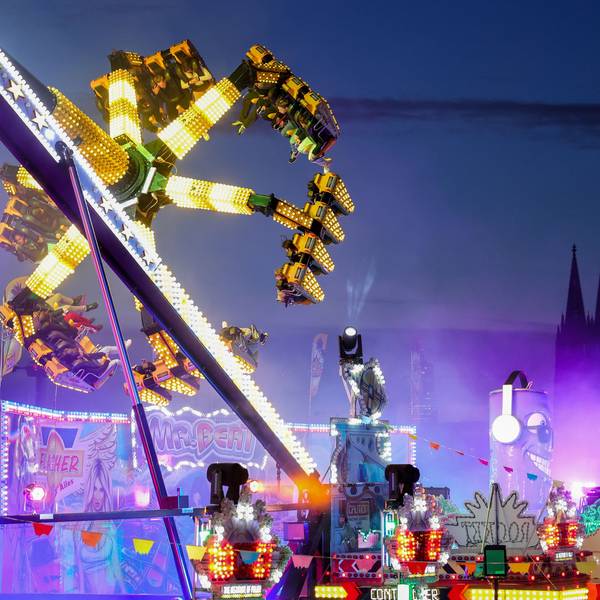 Fahrgeschäfte auf der Deutzer Kirmes im Abendlicht.