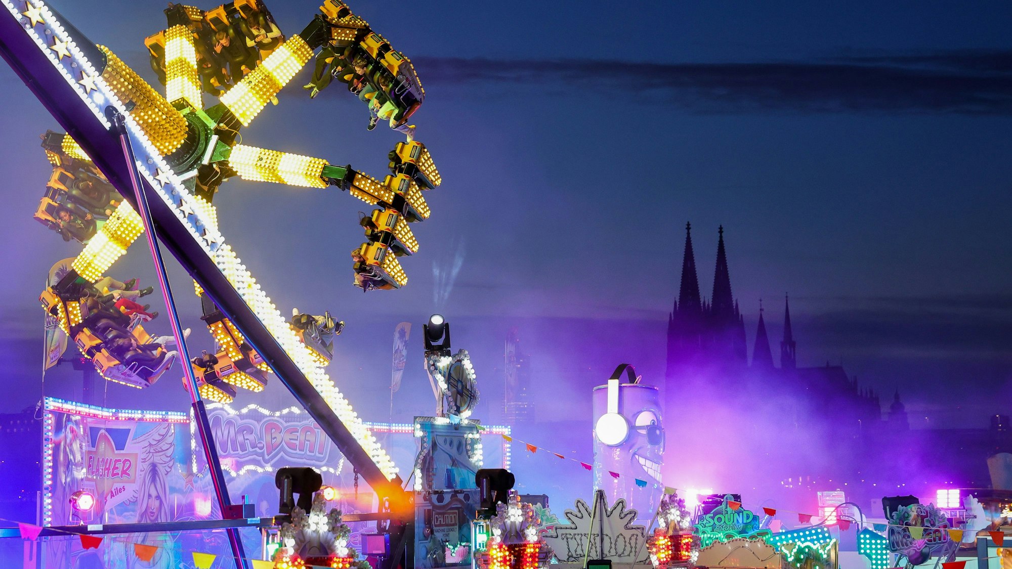 Die Kölner Herbstkirmes an der Deutzer Werft im Abendlicht.