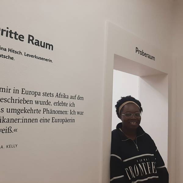 Gina Hitsch am Eingang zur Ausstellung.