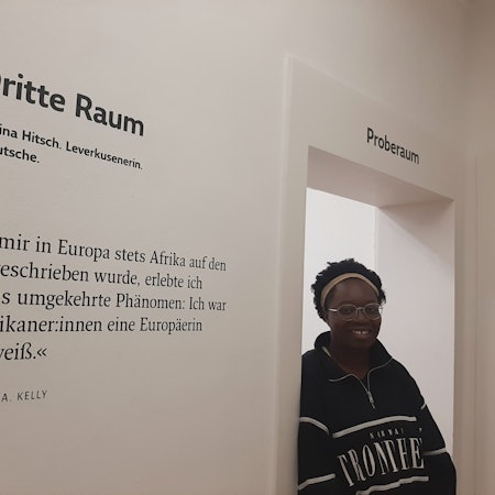 Gina Hitsch am Eingang zur Ausstellung.