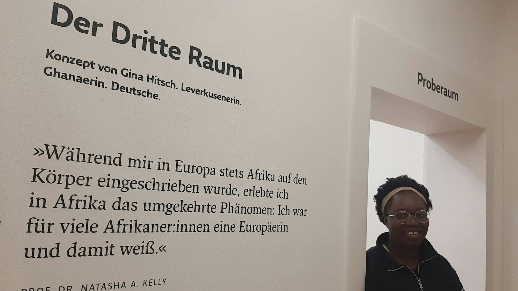 Gina Hitsch am Eingang zur Ausstellung.