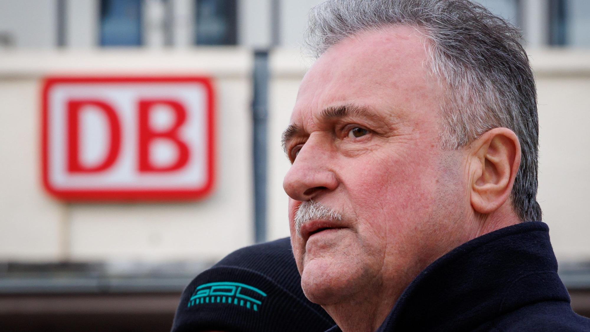Claus Weselsky, Bundesvorsitzender der GDL, während einer früheren Kundgebung. Bei der Deutschen Bahn stehen erneut Streiks an.