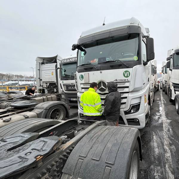 Lkw-Fahrer rasten auf Parkplatz29 bei Ford