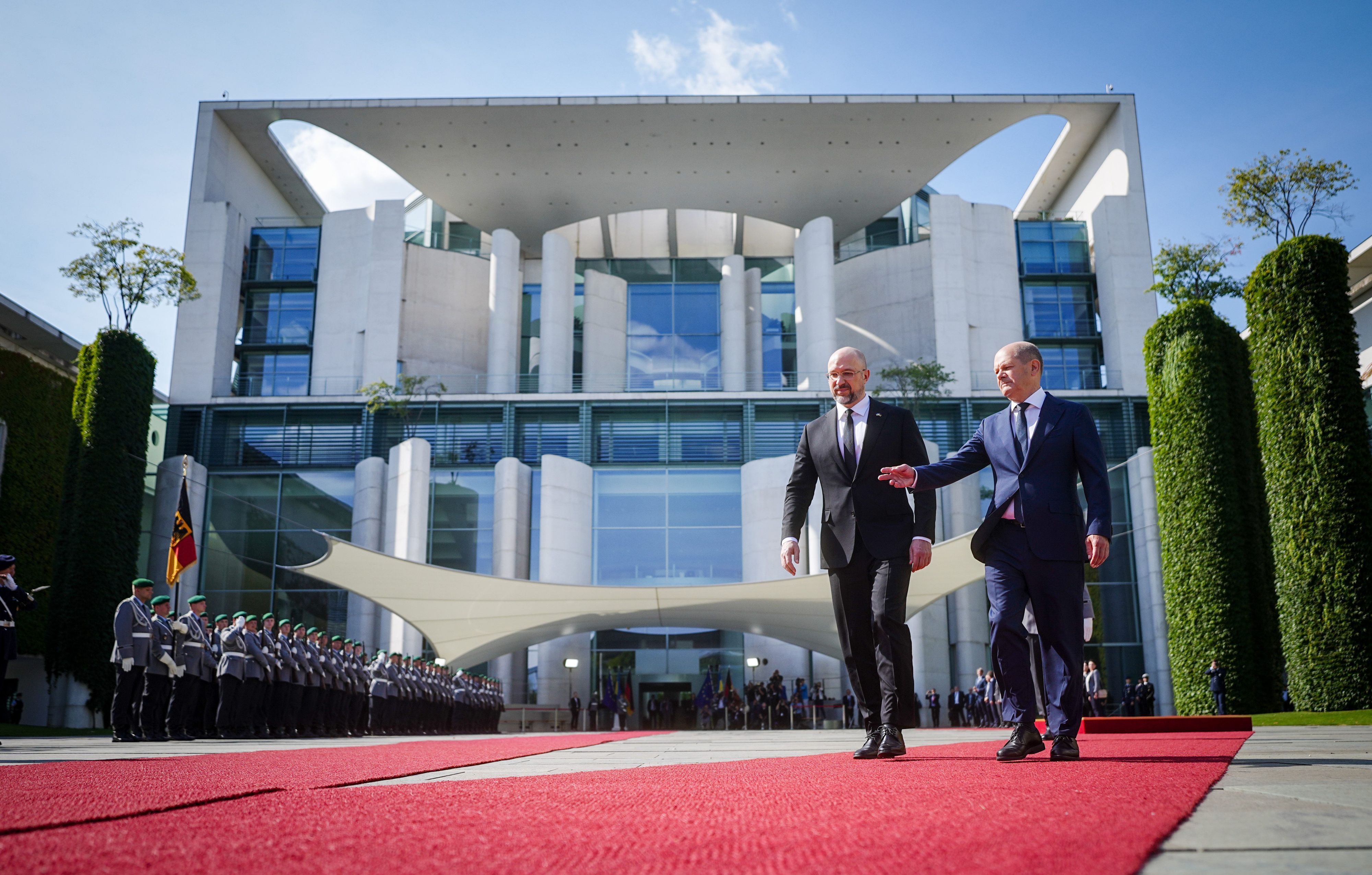 Bundeskanzler Olaf Scholz (SPD, r) geht neben Denys Schmyhal, Ministerpräsident der Ukraine, beim Empfang mit militärischen Ehren.