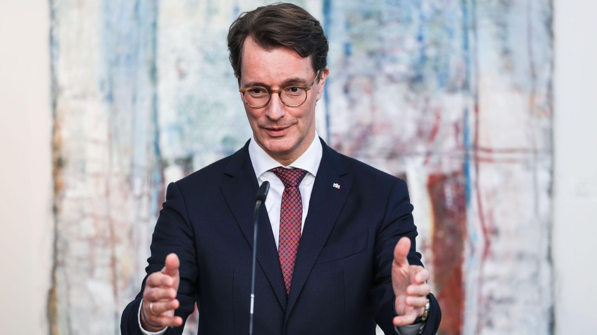 ARCHIV - 27.02.2024, Nordrhein-Westfalen, Düsseldorf: Hendrik Wüst (l, CDU) Ministerpräsident von Nordrhein-Westfalen spricht nach einer CDU-Fraktionssitzung im Landtag.