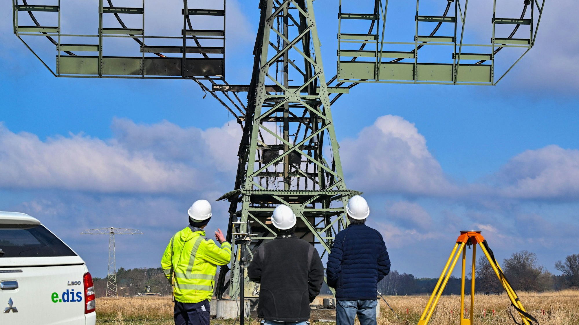 Grünheide: Ein Strommast steht mit Brandspuren auf einem Feld nahe der Tesla-Autofabrik. In der Tesla-Autofabrik in Grünheide steht die Produktion wegen eines Stromausfalls nach einem Brandanschlag auf den Hochspannungsmast still.