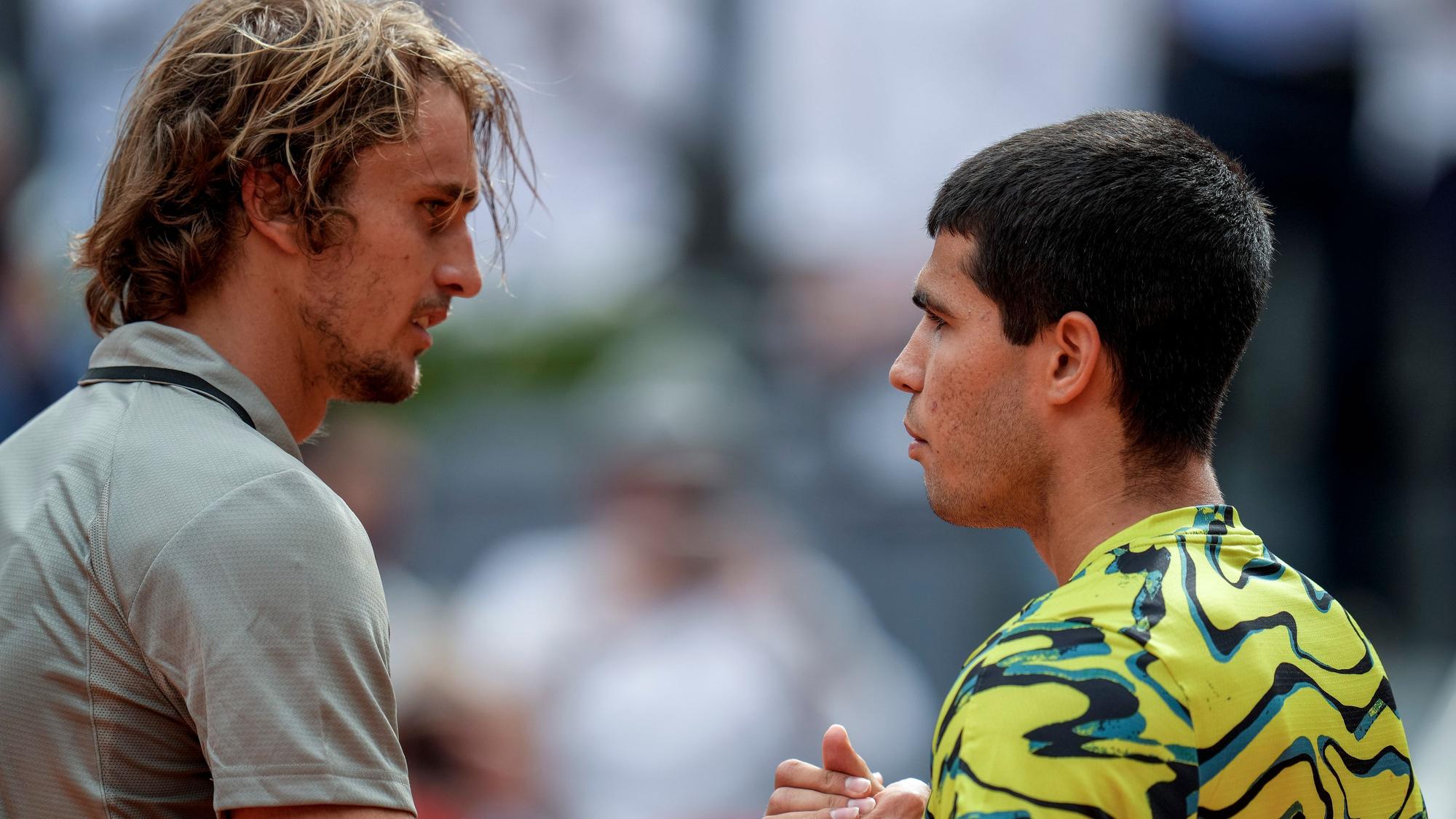 Alexander Zverev reicht Carlos Alcaraz nach dem Spiel die Hand.