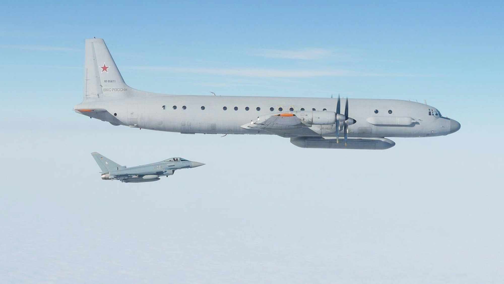 Ein Eurofighter der deutschen Luftwaffe überprüft ein russisches Flugzeug des Herstellers Iljuschin im Luftraum über der Ostsee. Die Alarmrotte der Luftwaffe war wegen zwei unbekannten russischen Militärflugzeugen am Freitag (1. März 2024) alarmiert worden.