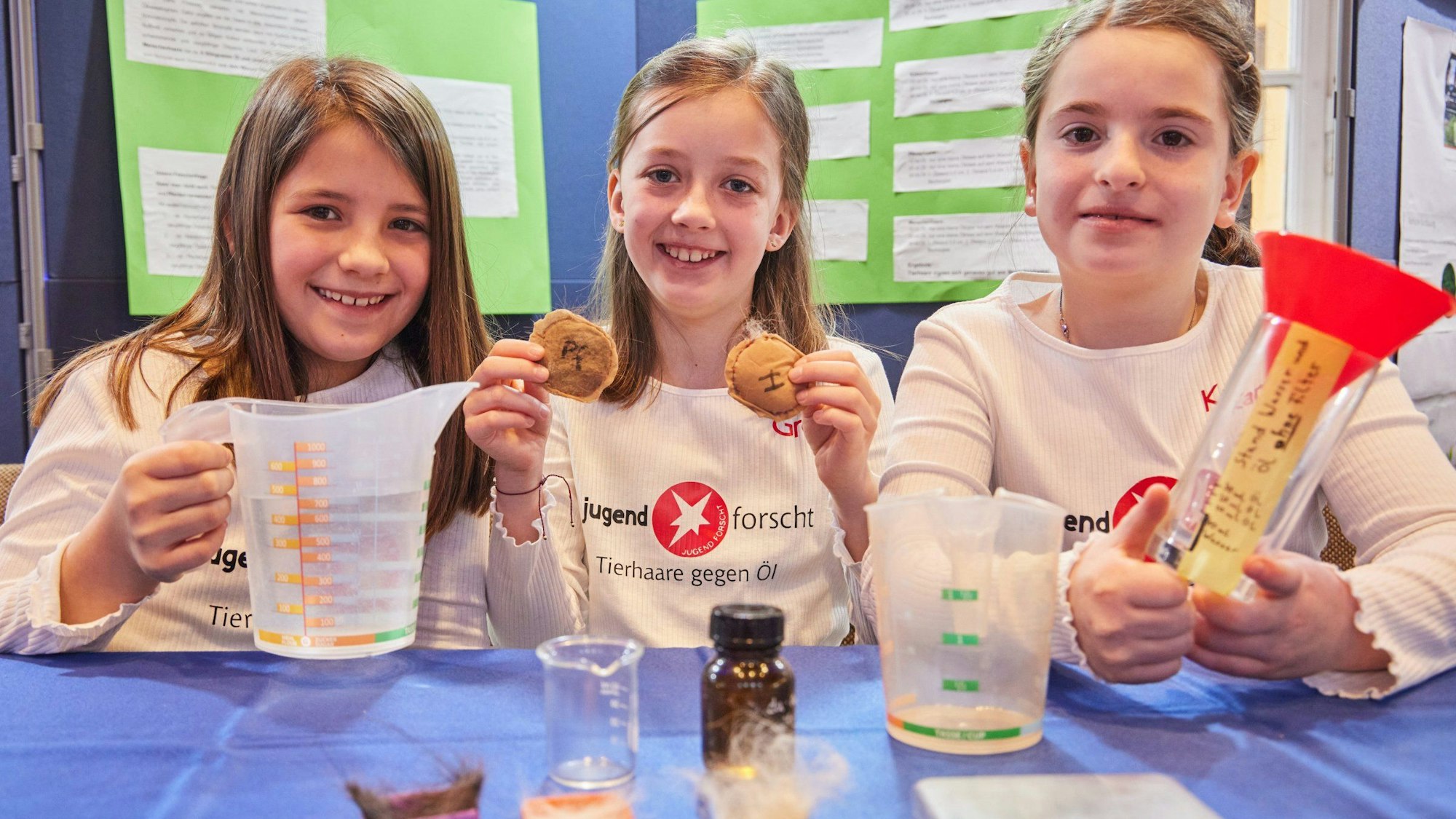 Lotta Richarz, Greta Sophie Dresse und Kamilla Oldenburger (v.l.): erforschten, ob sich Katzen-, Hunde- und Pferdehaare gegen Ölkatastrophen eignen.