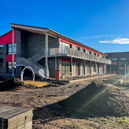 Rund um das Gebäude der Kita ist noch einiges zu tun. Erdhaufen liegen auf der Baustelle.