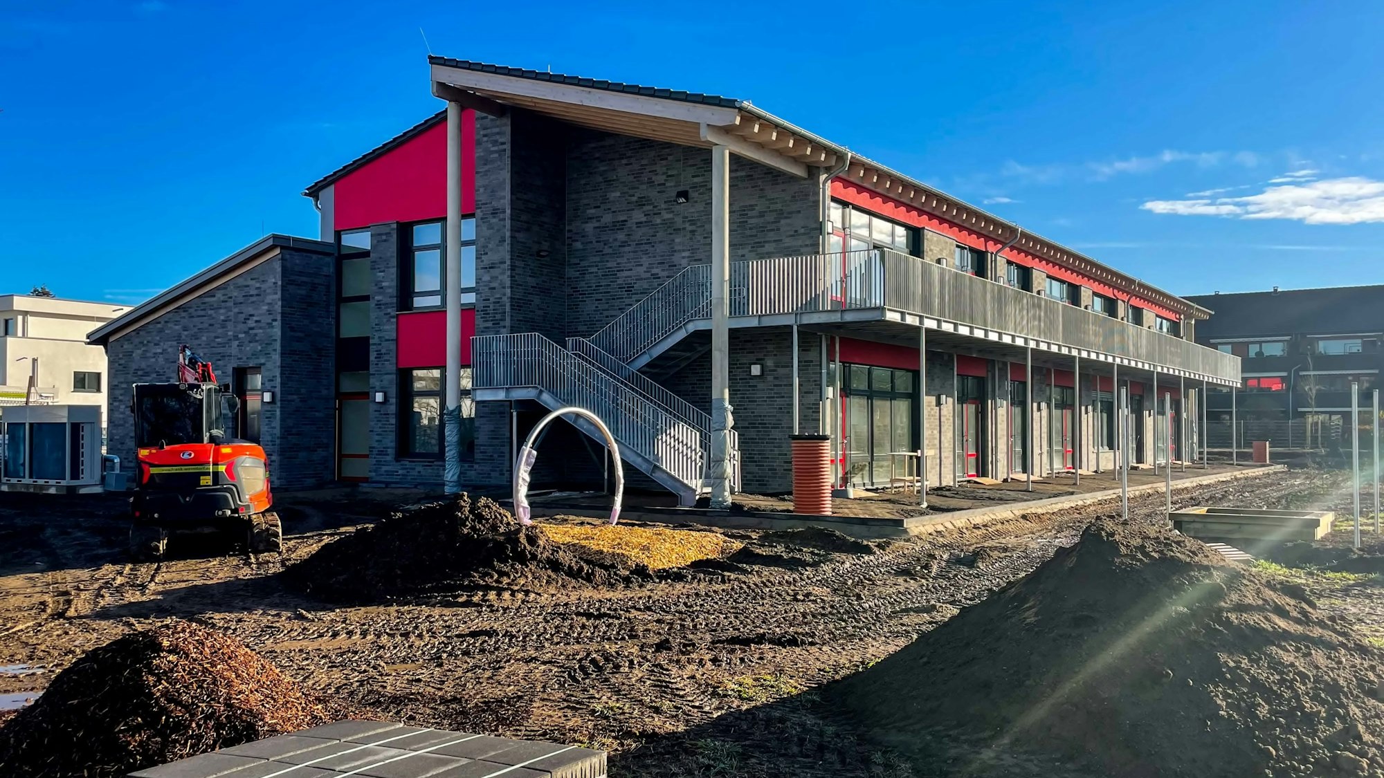 Rund um das Gebäude der Kita ist noch einiges zu tun. Erdhaufen liegen auf der Baustelle.