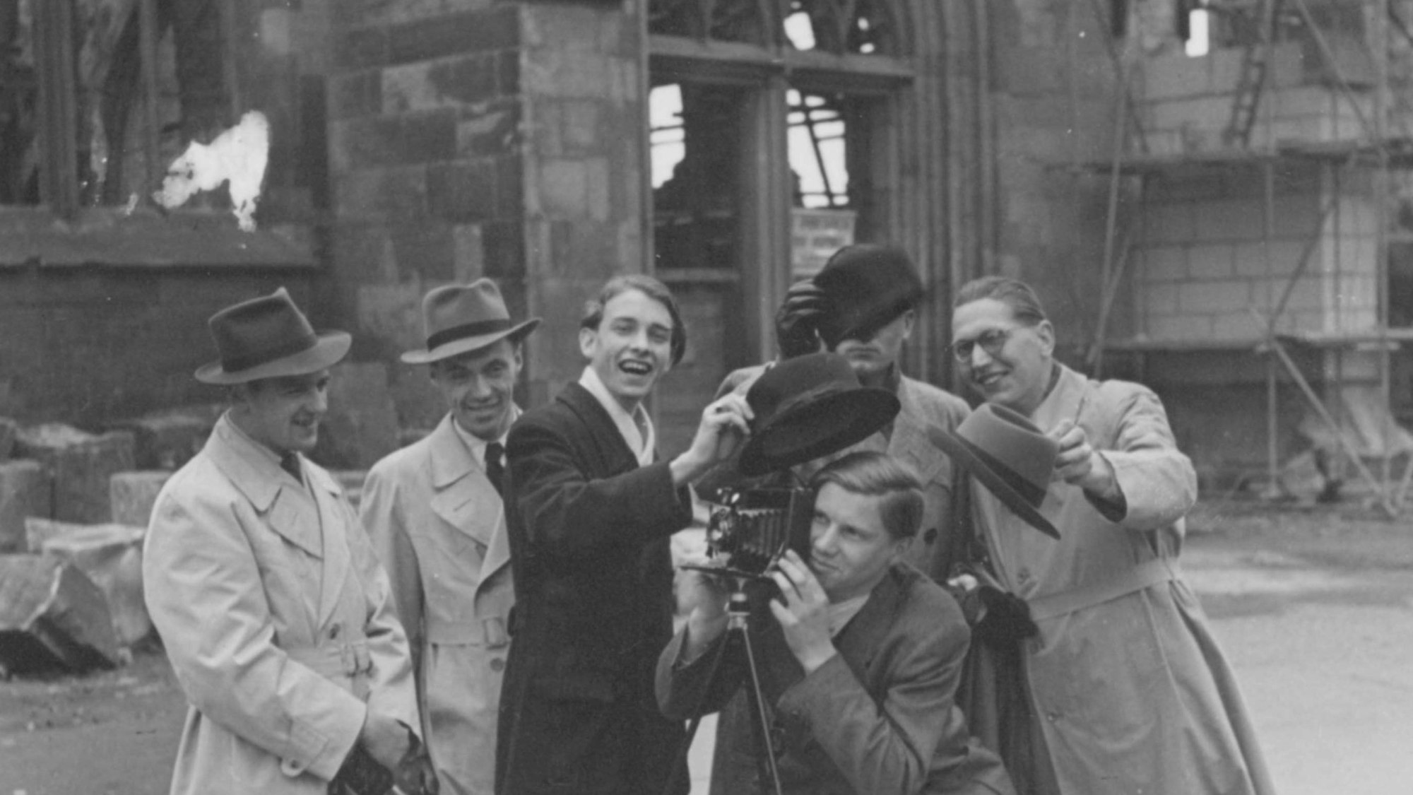 Mitglieder der Kolpingsfamilie Menden unternahmen 1949 eine Wallfahrt zum Grab Adolph Kolpings in Köln. Hier stehen sie vor einer Kirchenruine in Köln.
