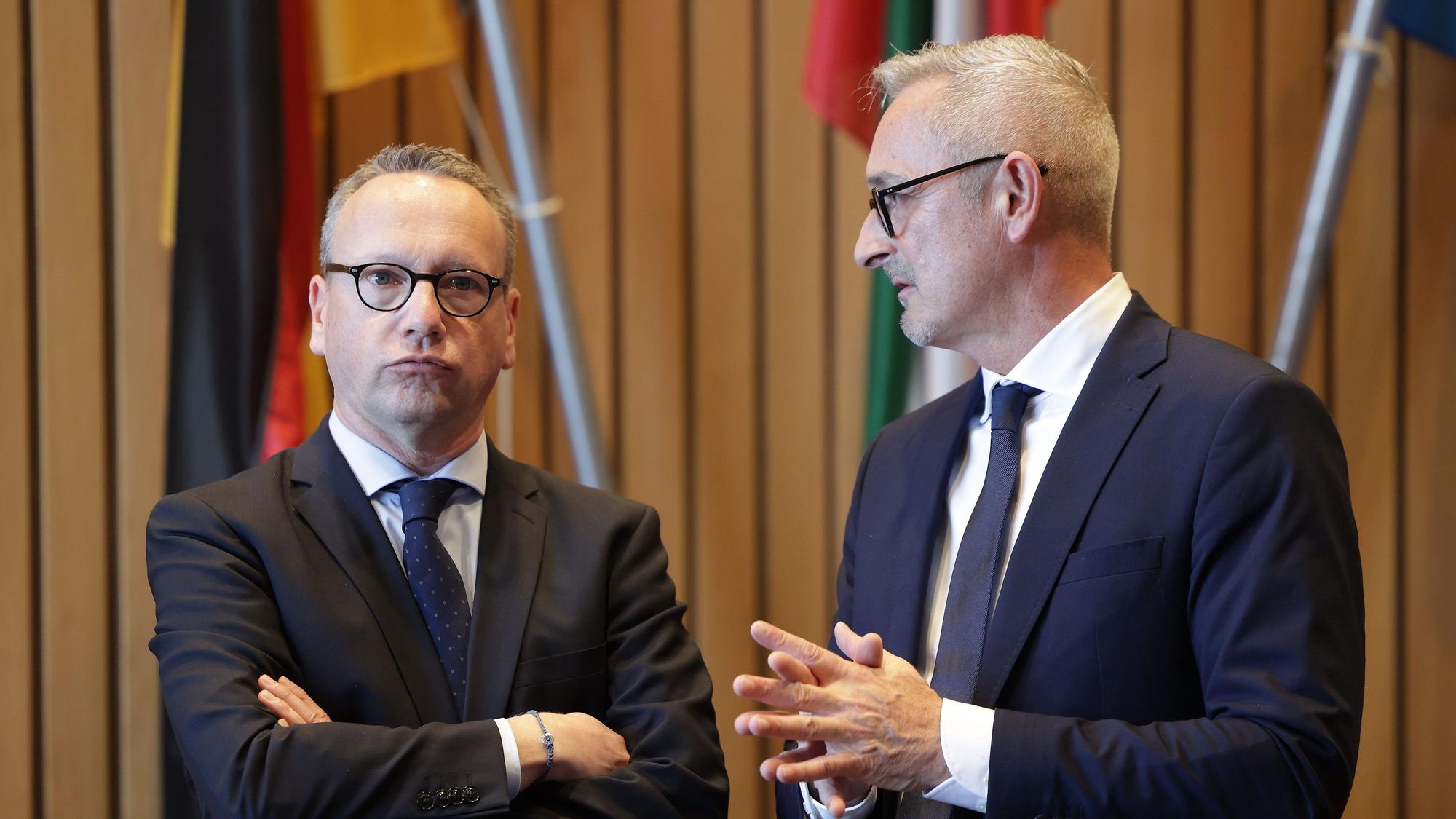 Düsseldorf: NRW-Justizminister Benjamin Limbach (Grüne, l) steht neben Werner Pfeil (FDP) vor der Sondersitzung Rechtsausschuss im Landtag.