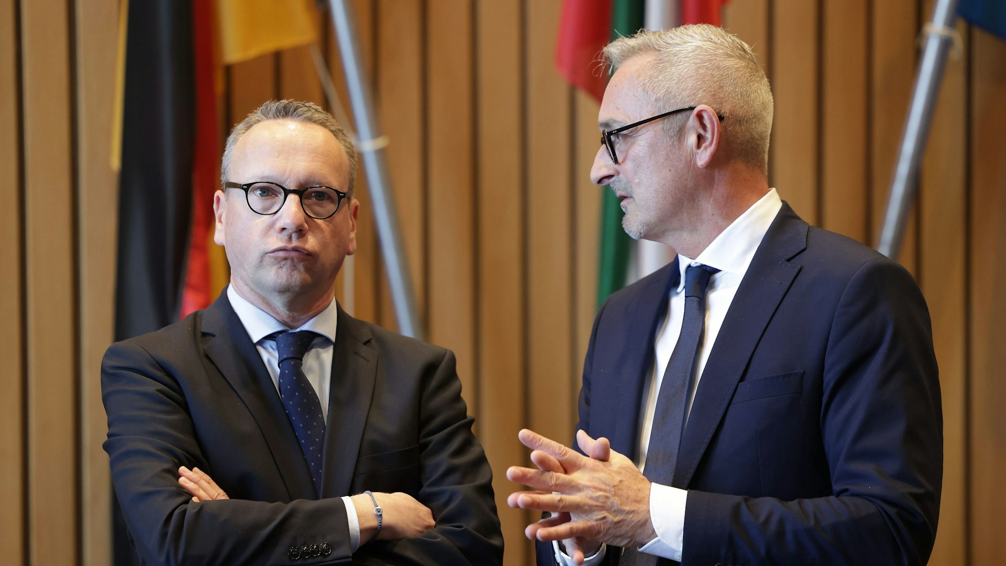 Düsseldorf: NRW-Justizminister Benjamin Limbach (Grüne, l) steht neben Werner Pfeil (FDP) vor der Sondersitzung Rechtsausschuss im Landtag.