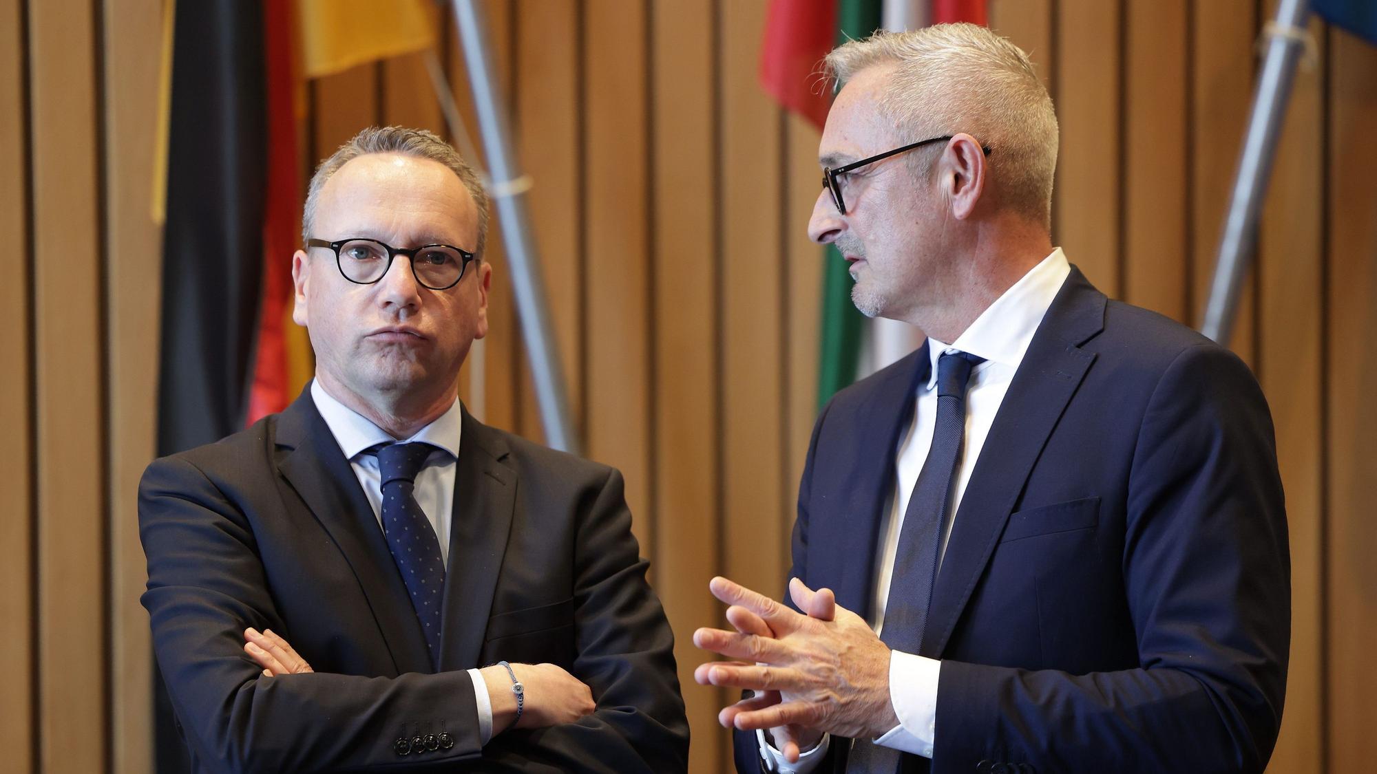 NRW-Justizminister Benjamin Limbach (Grüne, l) steht neben Werner Pfeil (FDP).