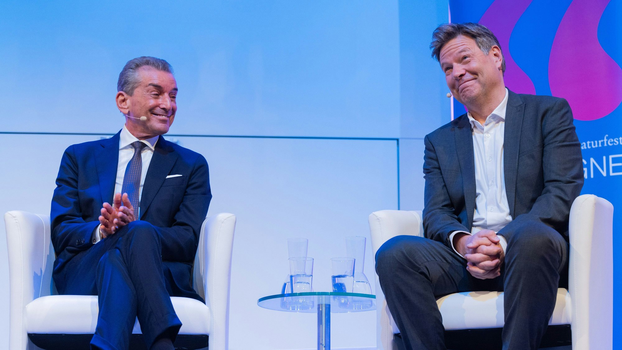 Michel Friedman (l) und Bundeswirtschaftsminister Robert Habeck (Bündnis 90/Die Grünen) beim Auftakt des Literaturfestival Lit.Cologne.