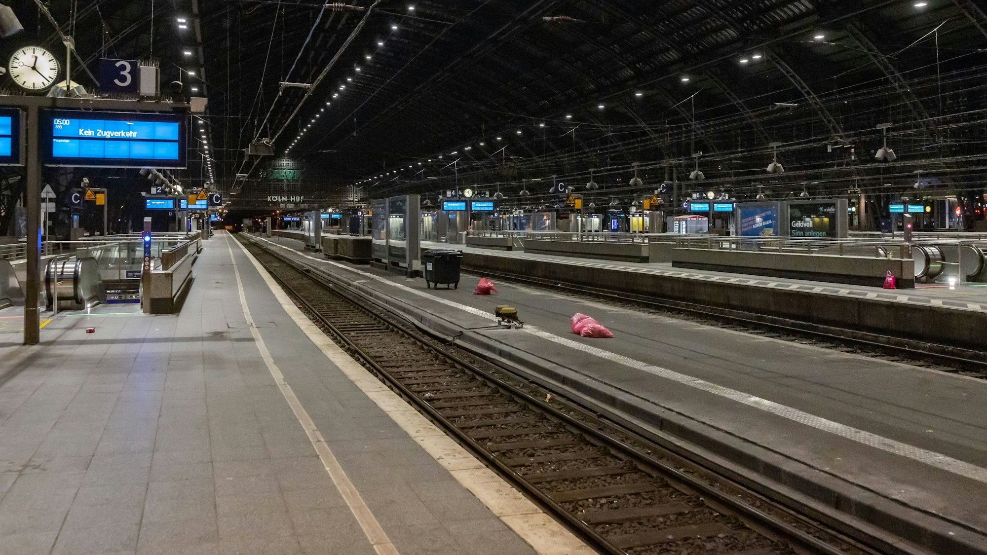 Kurz nach Mitternacht am Tag des großen deutschlandweiten Warnstreiks am Kölner Hauptbahnhof. Die leere Gleishalle. Kein Zug fährt mehr. Kein Zugverkehr auf den Anzeigetafeln (Symbolbild)