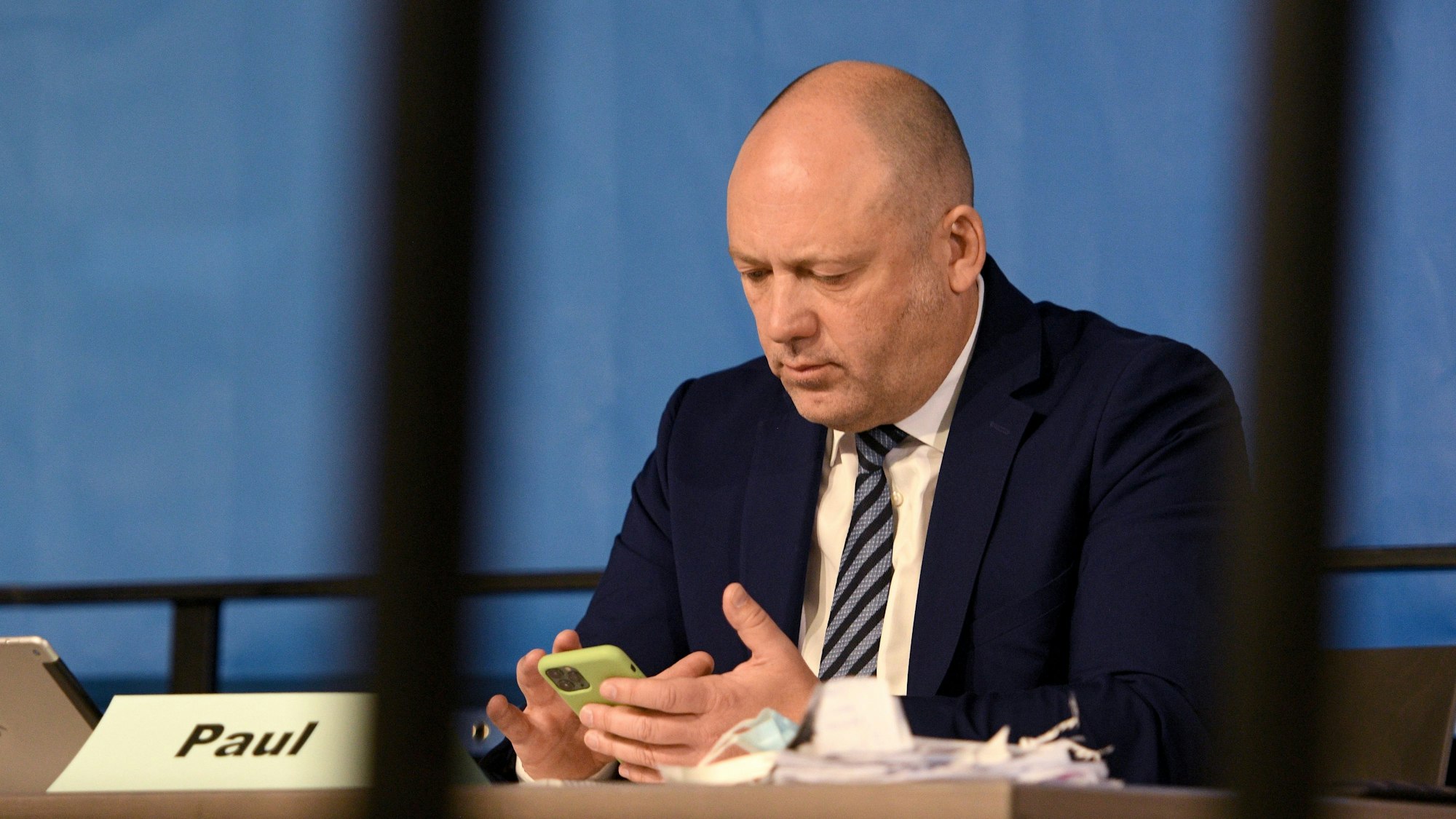 ARCHIV - 05.09.2020, Rheinland-Pfalz, Idar-Oberstein: Joachim Paul, Mitglied der rheinland-pfälzischen Alternative für Deutschland (AfD), beschäftigt sich bei einem  Landesparteitag mit seinem Smartphone.