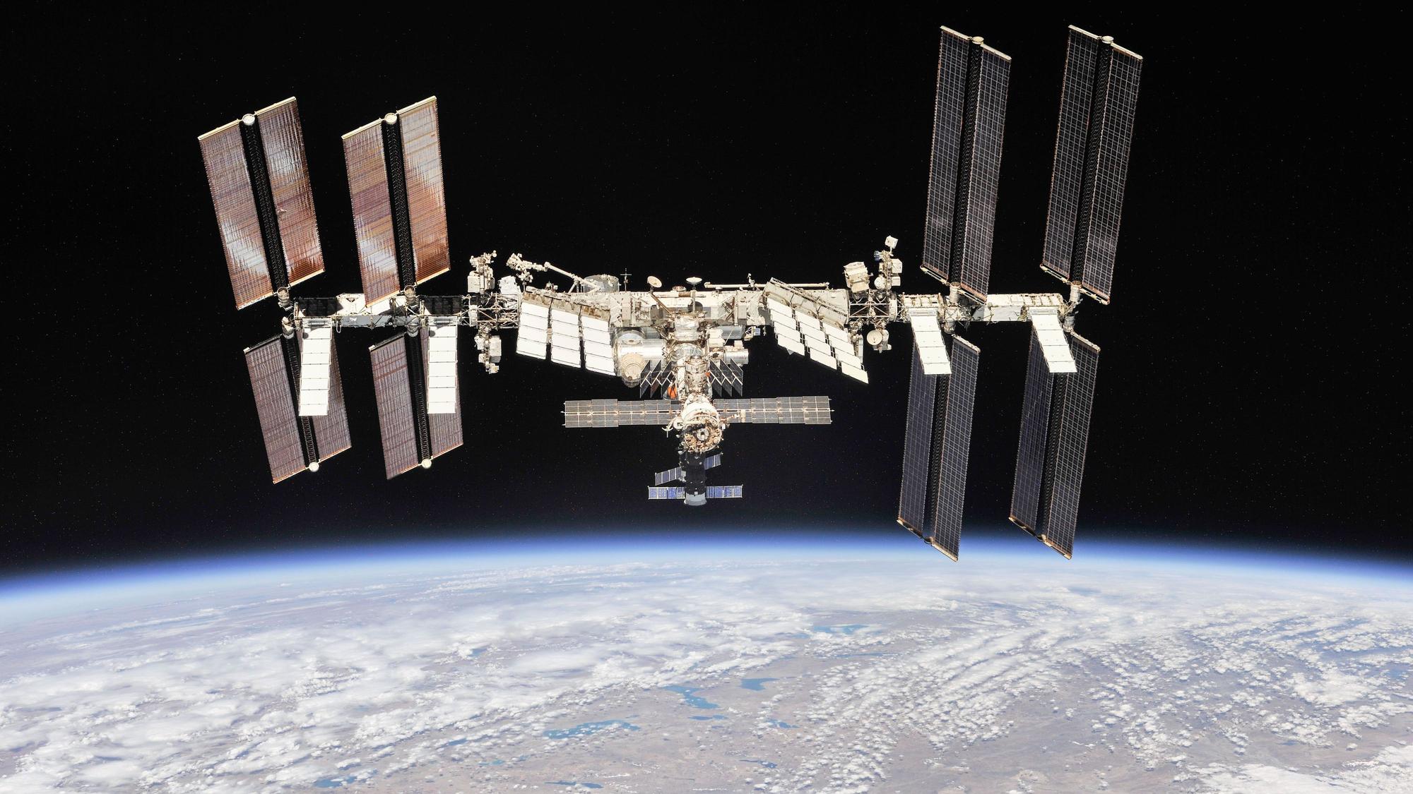 Die Internationalen Raumstation (ISS) schwebt über der Erde. Trümmerteile einer abgestoßenen Batterie könnten am Freitag auf die Erde treffen. (Archivbild)