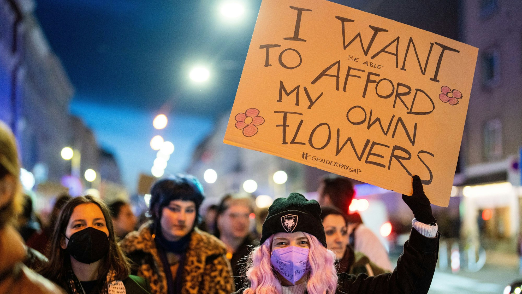 Frauen nehmen an einer Demonstration unter dem Motto „Internationaler feministischer Kampftag“ teil.