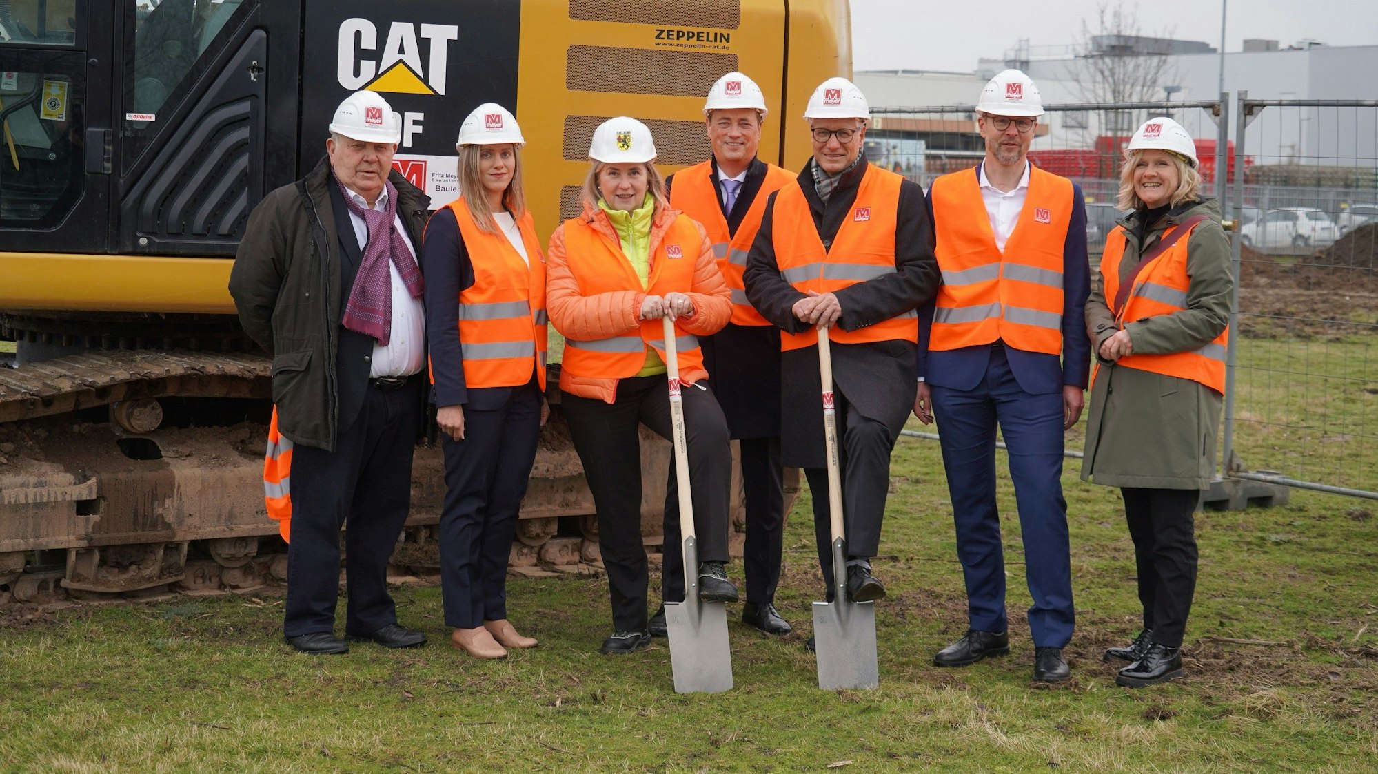Auf dem Bild sind Gäste des Spatenstichs zu sehen.