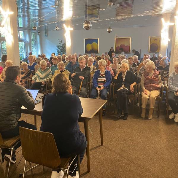 Zu sehen ist die Versammlung der Bewohner im Speisesaal des Seniorenheims.