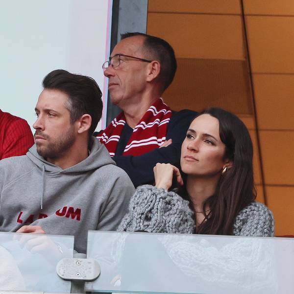 Kölns verletzter Offensivspieler Mark Uth sitzt beim Derby gegen Leverkusen auf der Tribüne.