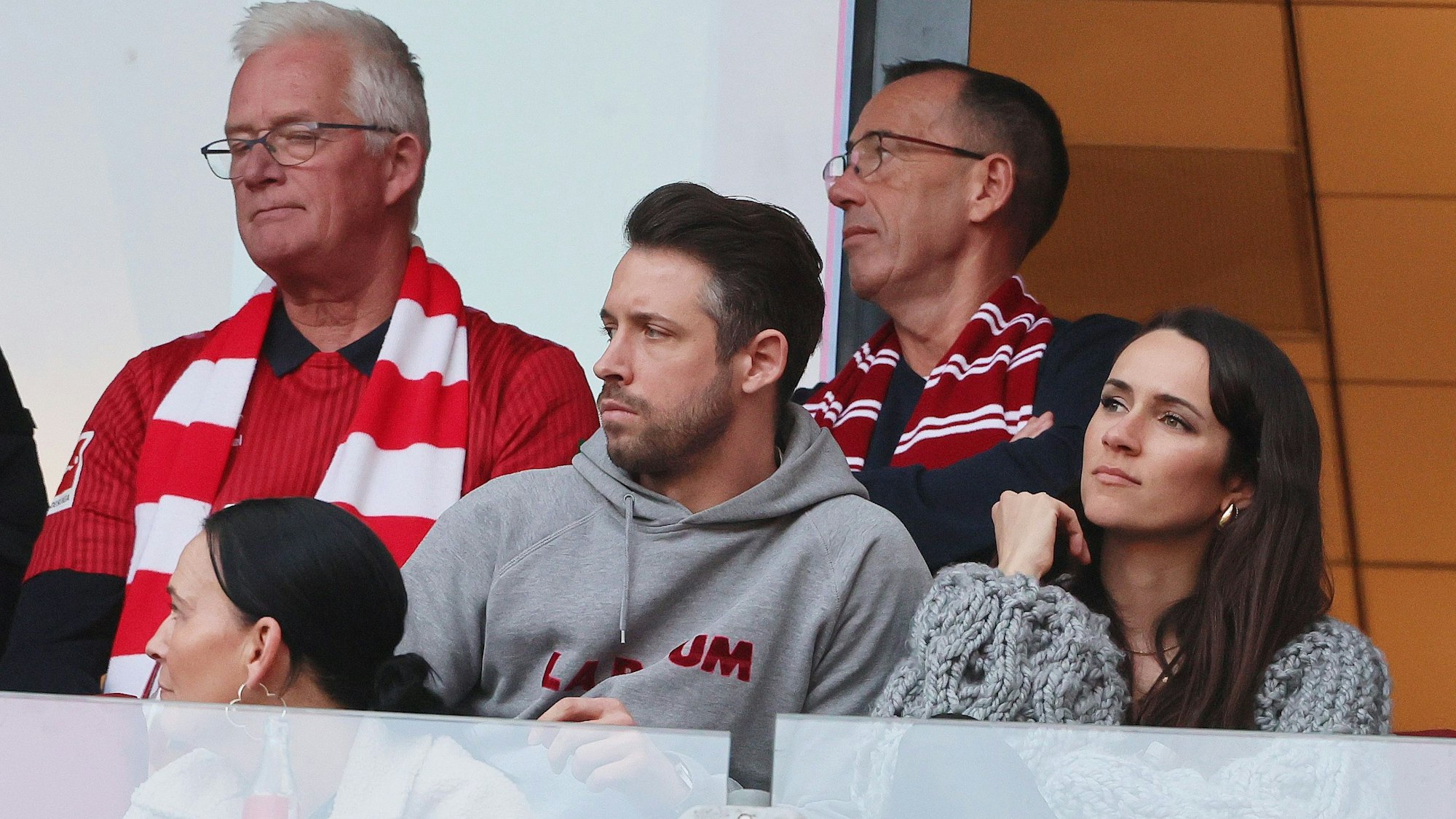 Kölns verletzter Offensivspieler Mark Uth sitzt beim Derby gegen Leverkusen auf der Tribüne.