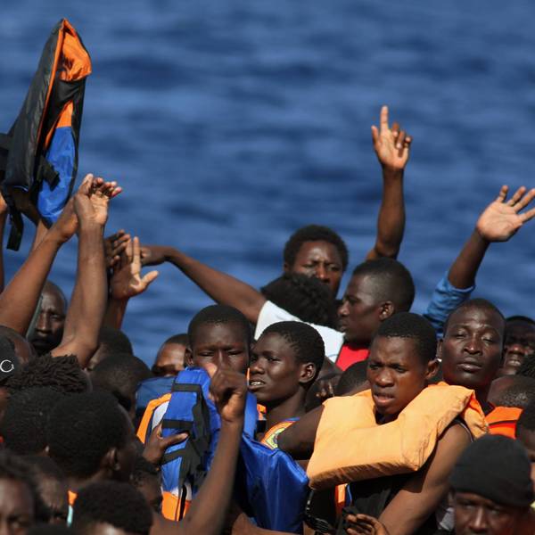 Seenotrettung von Bootsflüchtlingen vor der libyschen Küste.
