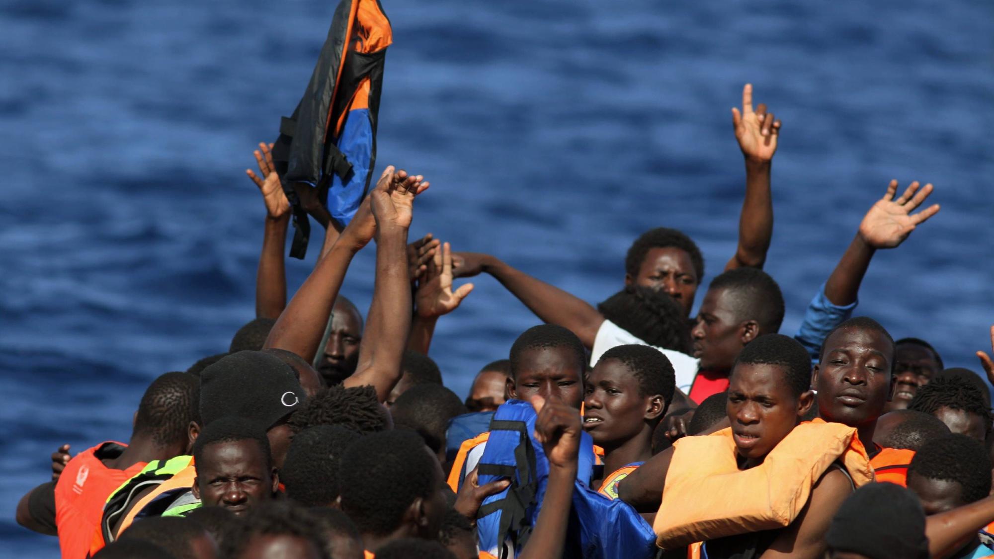 Seenotrettung von Bootsflüchtlingen vor der libyschen Küste.