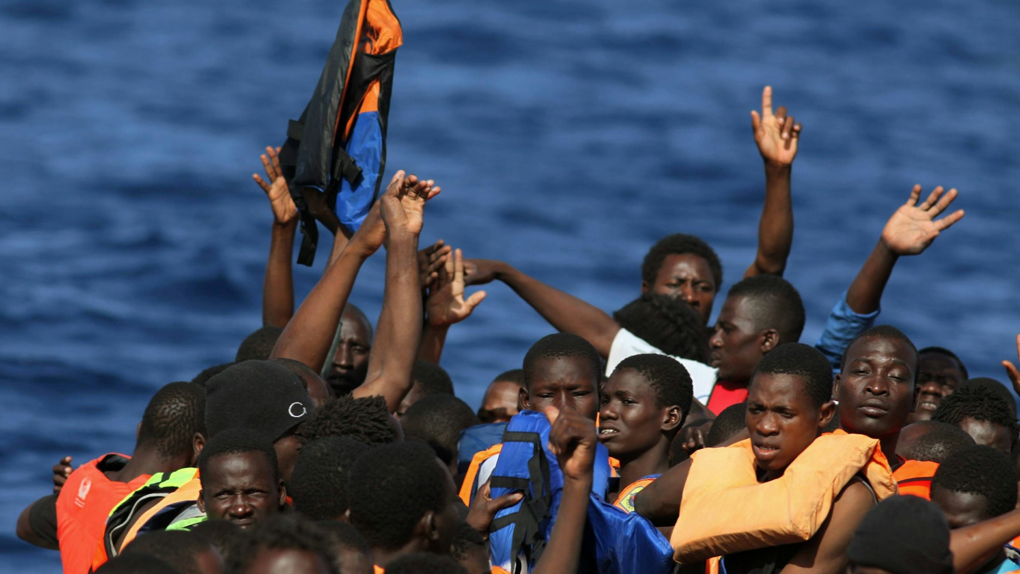 Seenotrettung von Bootsflüchtlingen vor der libyschen Küste.