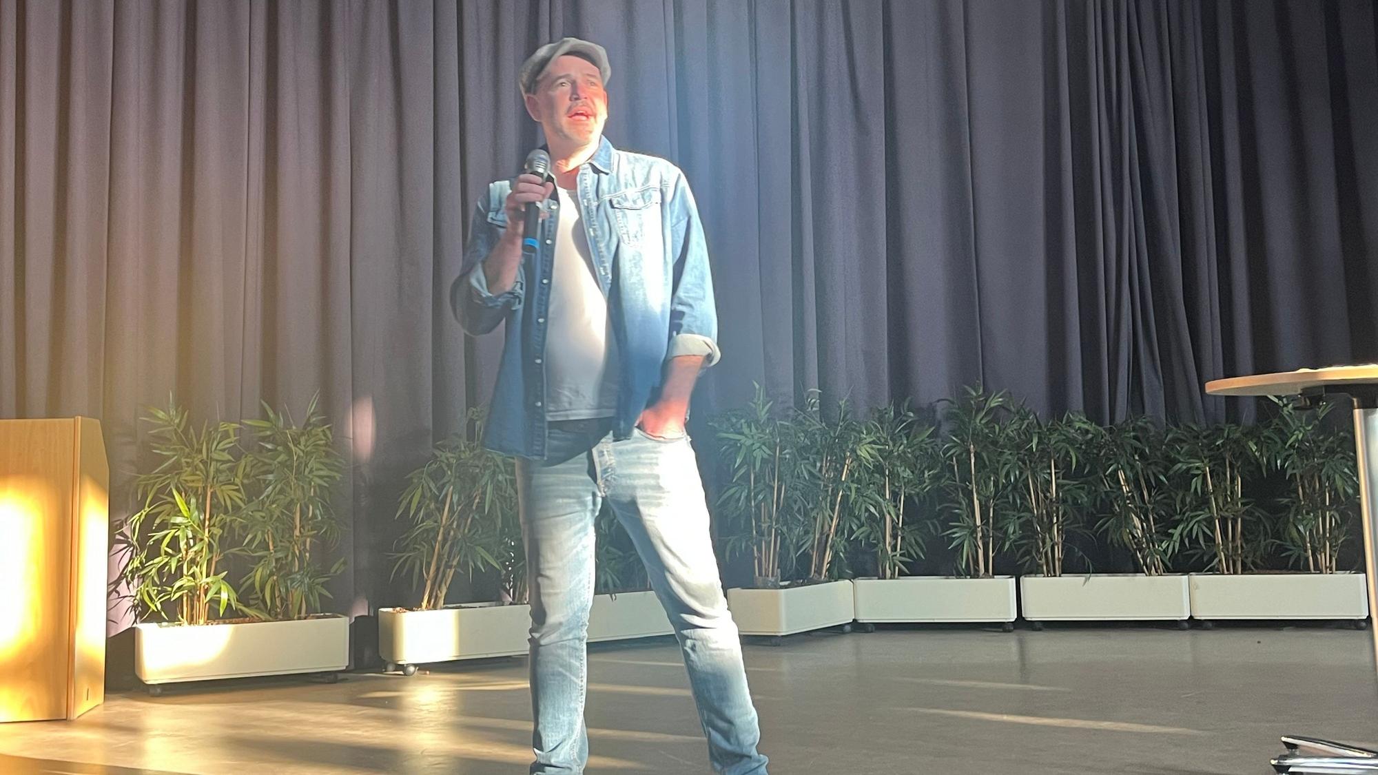 Doc Esser am Mikro im Joseph-DuMont-Kolleg