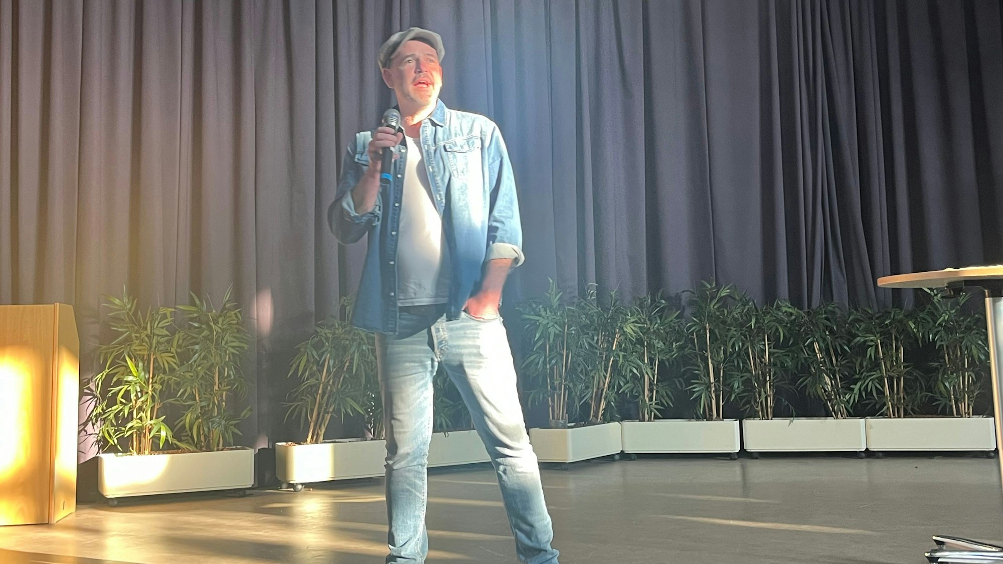 Doc Esser am Mikro im Joseph-DuMont-Kolleg