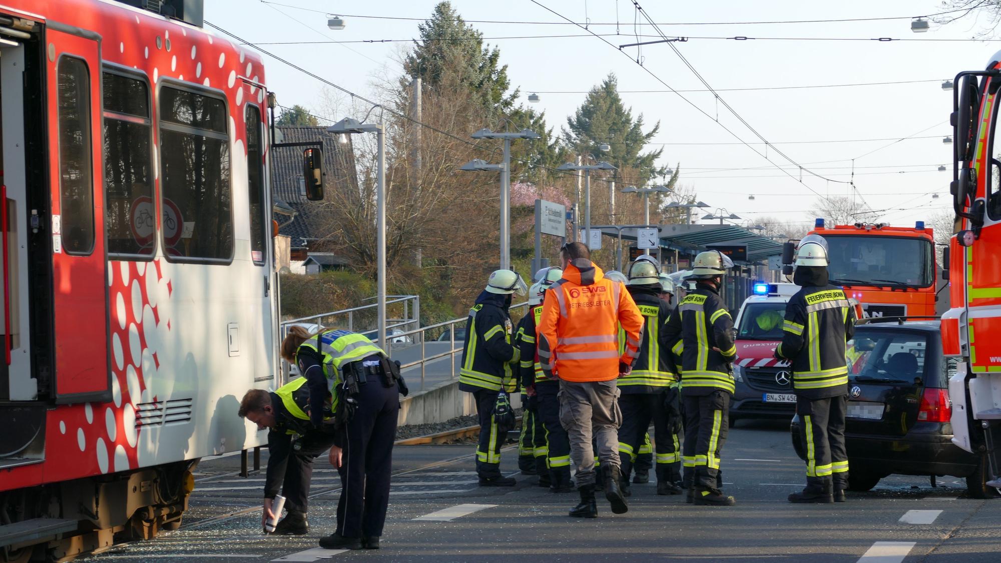Polizisten sichern Spuren an der Bahn.