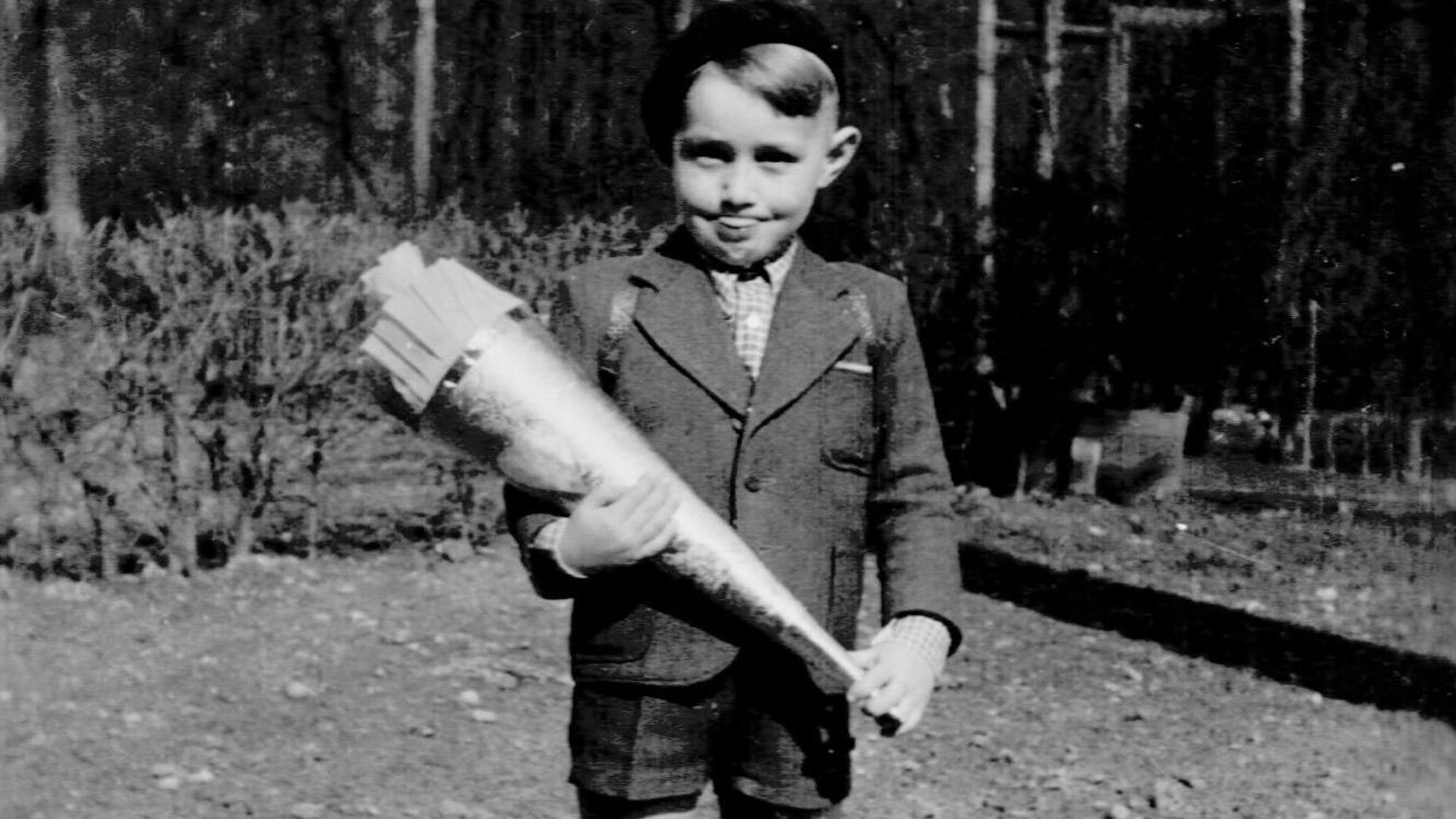Cepl als Junge am Einschulungstag, er trägt eine Schultüte in der Hand.