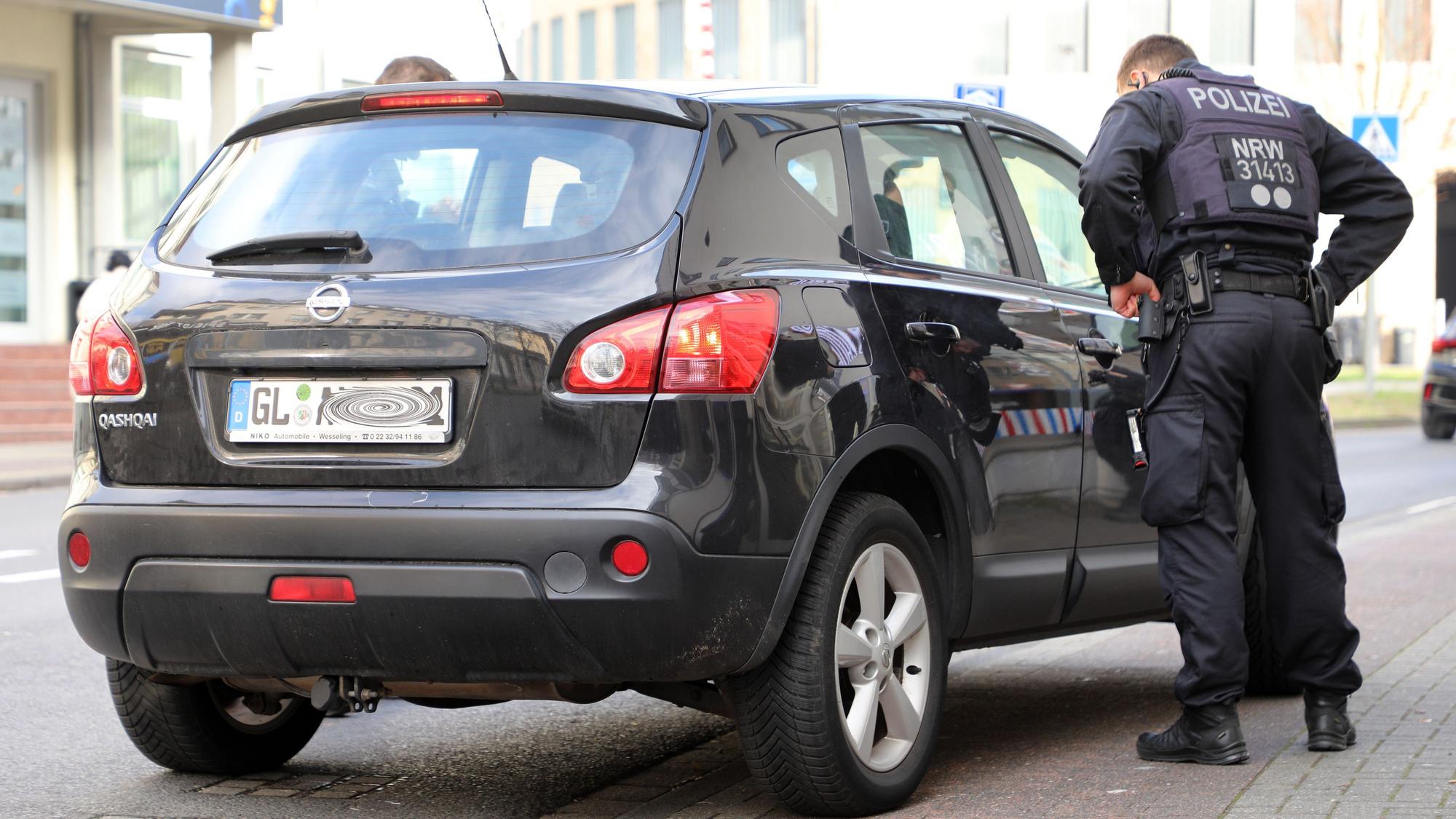 Polizeibeamte einer Einsatzhundertschaft bei einer Verkehrskontrolle auf der Hauptstraße in Bergisch Gladbach.