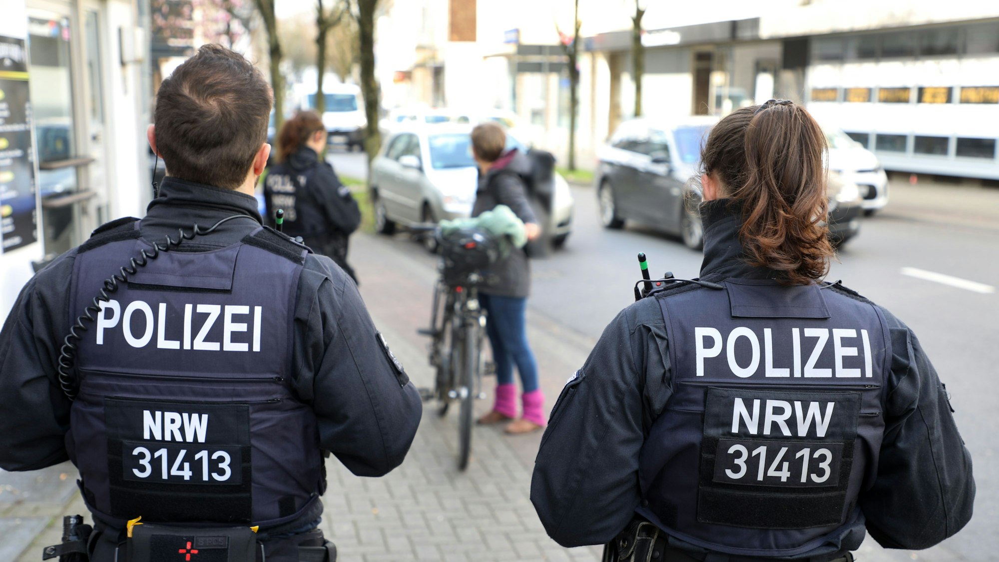 Polizisten bei einer Verkehrskontrolle