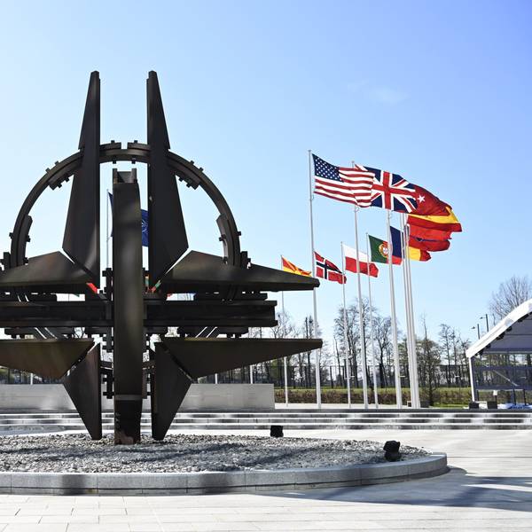 Nationalflaggen wehen vor der Flaggenhissungszeremonie für den Beitritt Finnlands zur Nato, die im Rahmen des Nato-Außenministertreffens im Nato-Hauptquartier stattfindet. Schweden ist offiziell Mitglied der Nato.