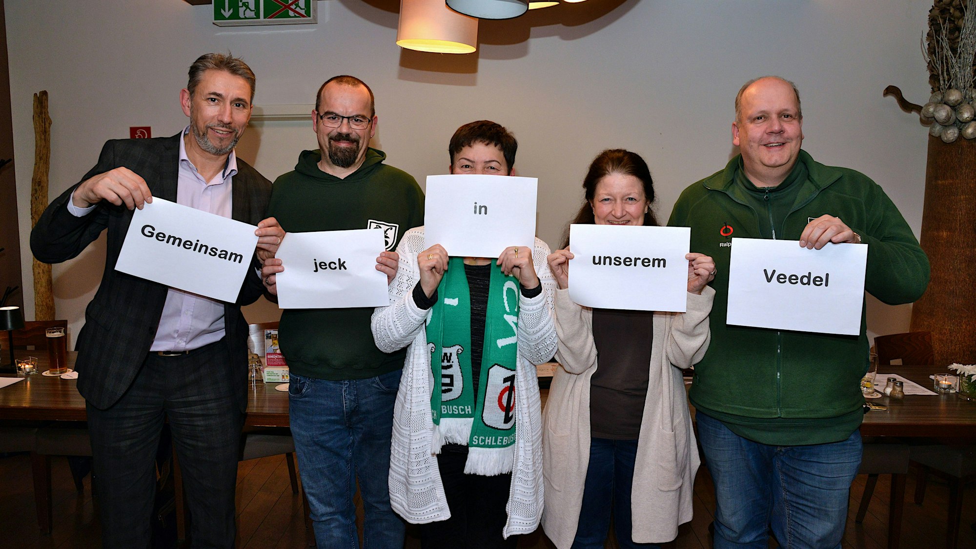 Schilder: Gemeinsam jeck in unserem Veedel.