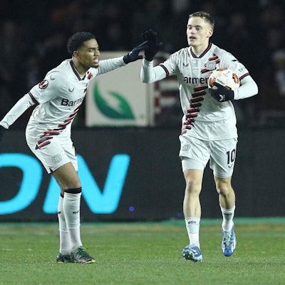 Leverkusens Florian Wirtz (r) bejubel seinen Treffer in Baku mit Amine Adli.