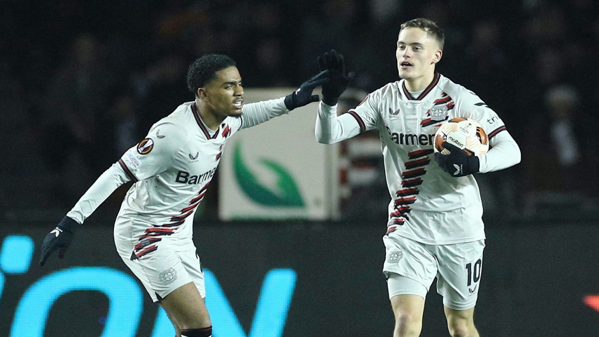 Leverkusens Florian Wirtz (r) bejubel seinen Treffer in Baku mit Amine Adli.