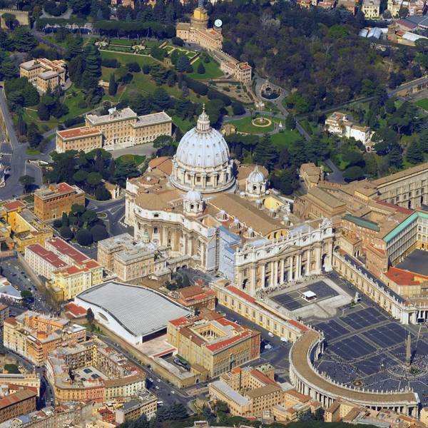Blick auf den Vatikan mit Petersdom und Petersplatz