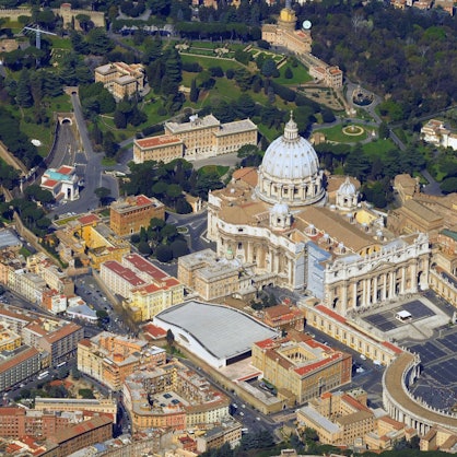 Blick auf den Vatikan mit Petersdom und Petersplatz